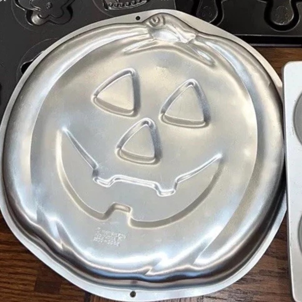 Wilton Pumpkin Cake Pan and Treat Pan set of 2 - Picture 3 of 12